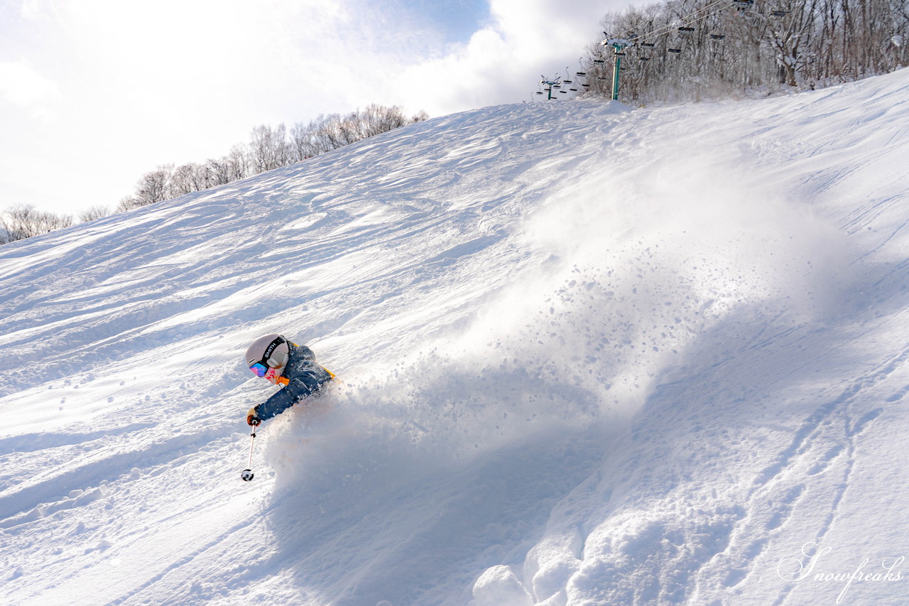 朝里川温泉スキー場　祝・積雪200cm到達。ふわふわのパウダースノーが降り積もったゲレンデを舞台に、女性スキーヤーチーム『TeamKP』成澤栞さんと秋山穂香さんが美しい滑りを披露！